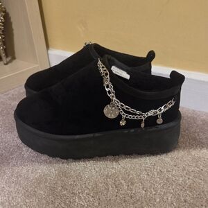 Mudd Black Platform Slippers with Silver Chains Charms
